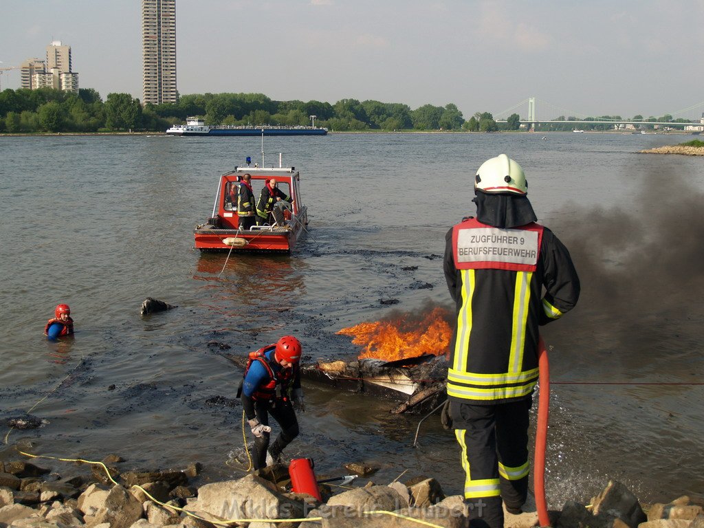 Kleine Yacht abgebrannt Koeln Hoehe Zoobruecke Rheinpark P119.JPG